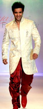 amir ali on second day of Rajasthan Fashion Week at Jaipur Marriott on 25th May 2012.jpg